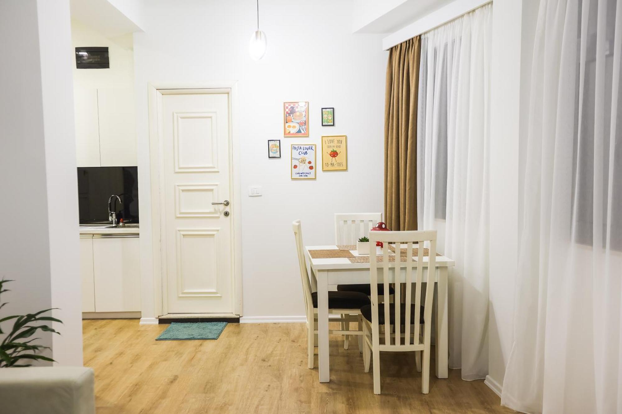 At Bazaar Central Apartment Tirana Esterno foto